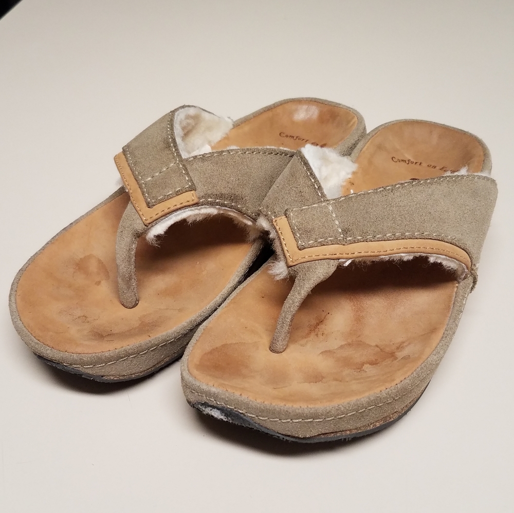 Acorn Spa Sheepskin leather thong sandals size 6